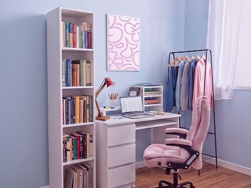 Moderner Lernplatz f&uuml;r Studierende mit wei&szlig;em Schreibtisch, ergonomischem B&uuml;rostuhl, Laptop, B&uuml;cherregal, Aufbewahrungseinheit und Kleiderst&auml;nder in einem hellen, aufger&auml;umten Schlafzimmer f&uuml;r bequemes Lernen und den Alltag.